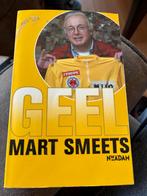 Boek Geel - Mart Smeets, Boeken, Ophalen of Verzenden, Gelezen, Lopen en Fietsen