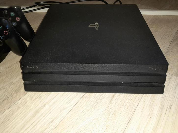 PlayStation 4 Pro met 2 controllers, Spelcomputers en Games, Spelcomputers | Sony PlayStation 4, Zo goed als nieuw, Pro, Met 2 controllers