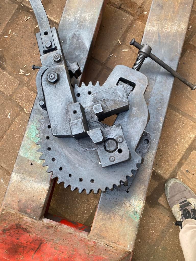 Aambeeld smeden strippenbuiger, Ophalen