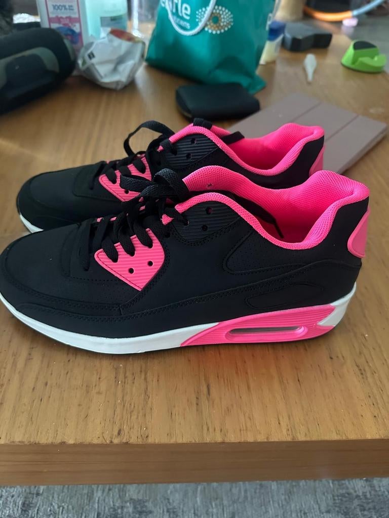 Zwarte en roze sneakers, maat 41 - Zo goed als nieuw, Kleding | Dames, Schoenen, Ophalen of Verzenden, Zo goed als nieuw, Zwart