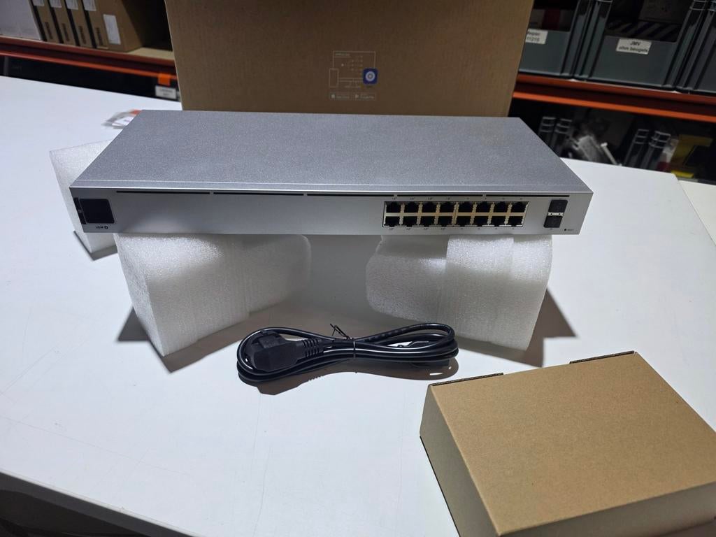 Ubiquiti UniFi Switch 16-POE, Computers en Software, Netwerk switches, Ophalen of Verzenden, Nieuw