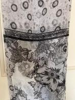 Zwart/witte dames sjaal met bloemenmotief, Kleding | Dames, Mutsen, Sjaals en Handschoenen, Ophalen of Verzenden, Gedragen, Maat 38/40 (M)