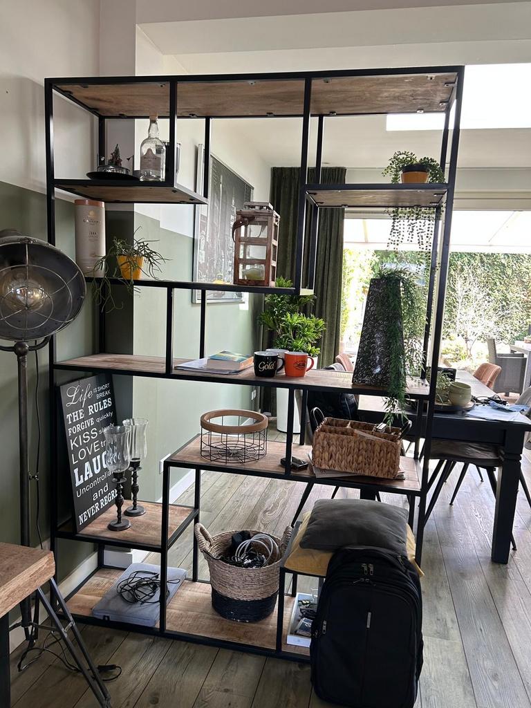 Roomdivider met houten planken en metalen frame, Huis en Inrichting, Kasten | Boekenkasten, Met plank(en), Gebruikt, 100 tot 150 cm