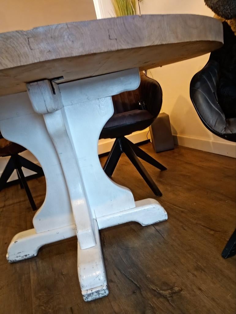 Mooie ronde tafel met sierlijke voet - 145 cm breed, Ophalen of Verzenden