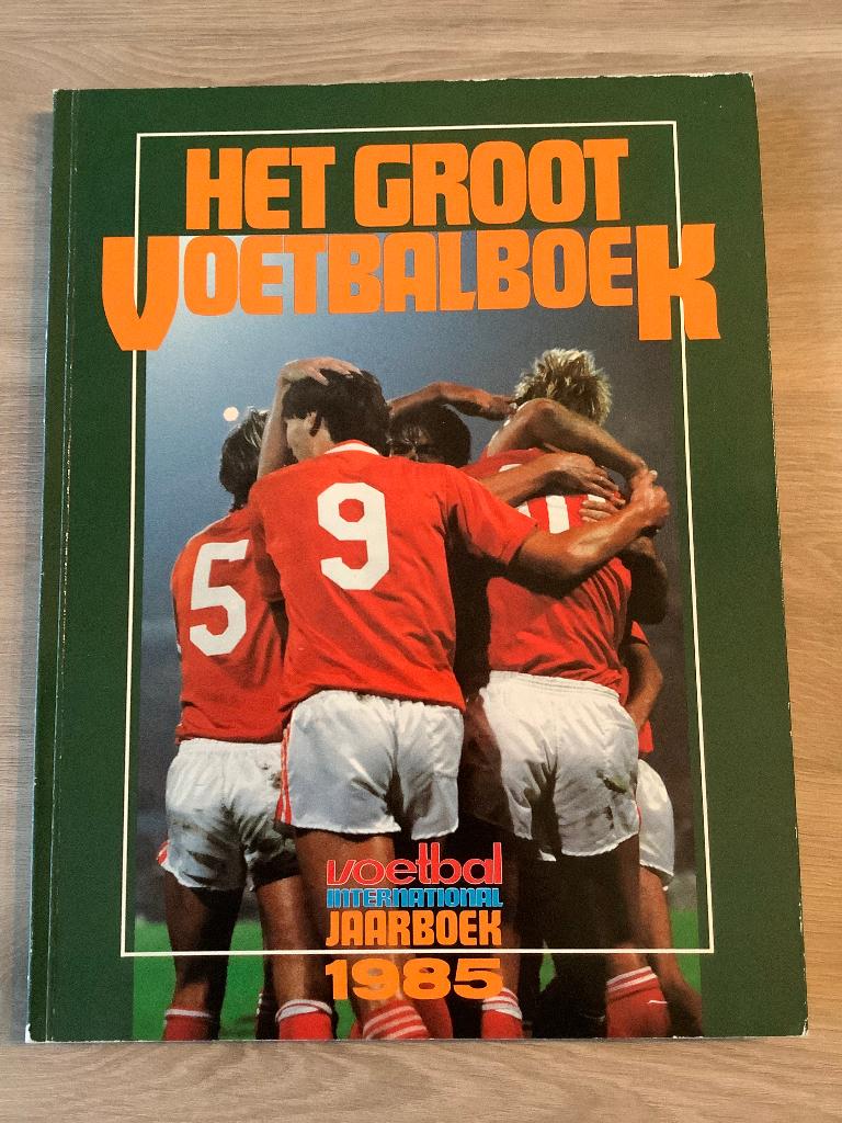 Voetbal International Het Groot Voetbalboek 1985, Ophalen of Verzenden, Zo goed als nieuw, Balsport, Voetbal International