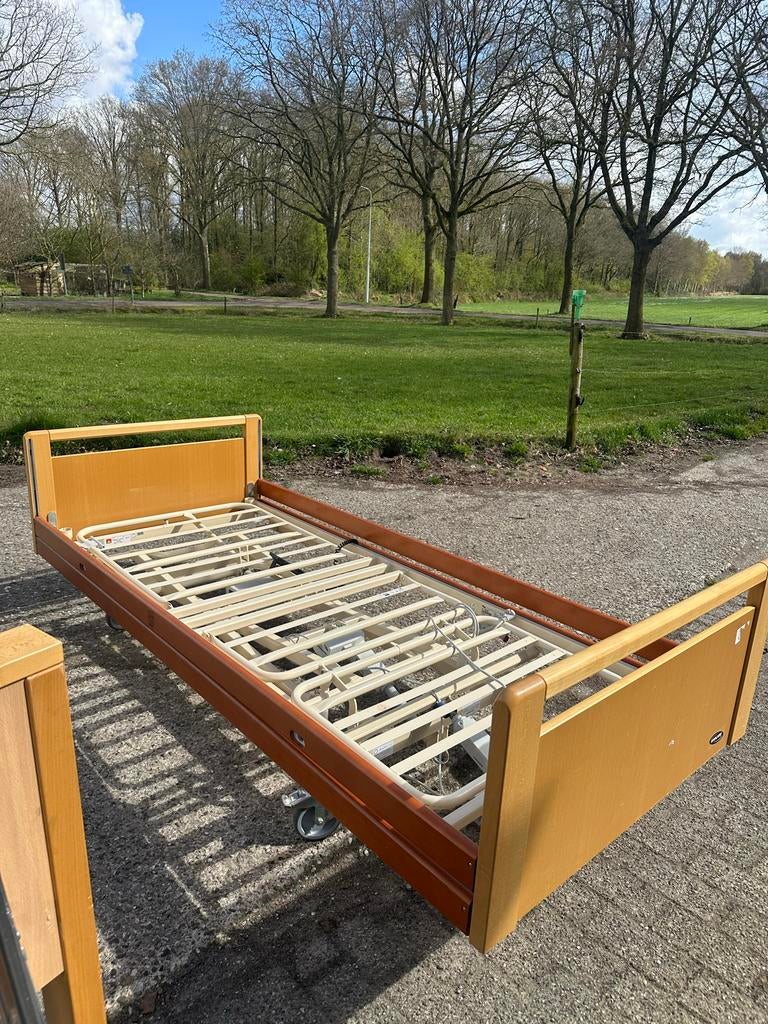 Elektrisch verstelbaar hoog-laag bed - Invacare, Huis en Inrichting, Ophalen, 90 cm, Eenpersoons, Bruin
