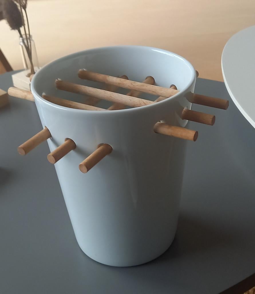 Witte porceleinen design vaas., Ophalen of Verzenden, Zo goed als nieuw, Overige materialen