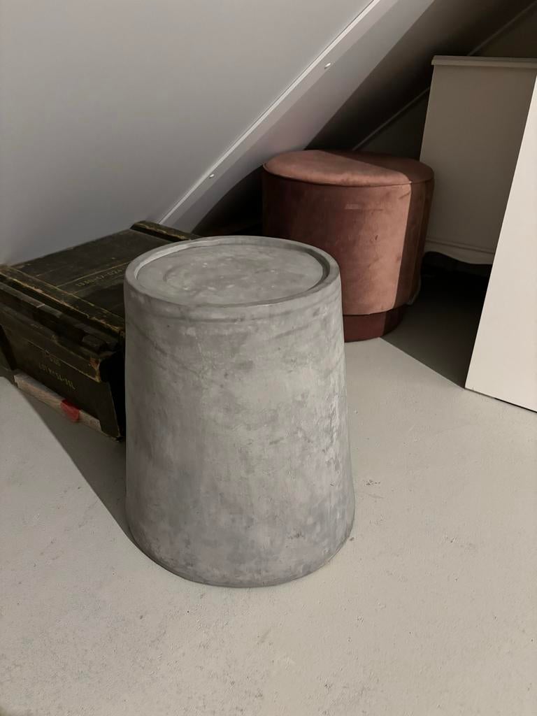 Betonlook bijzettafel, Huis en Inrichting, Tafels | Bijzettafels, Ophalen, Minder dan 55 cm, Gebruikt, Rond