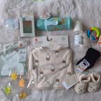 Nieuwe baby artikelen set - Mutsje, slab, sokjes, flesjes, Ophalen of Verzenden, Nieuw