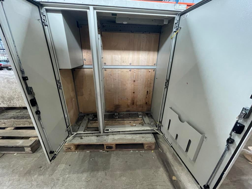 Grote RVS kast met dubbele deuren., Doe-het-zelf en Verbouw, Elektra en Kabels, Ophalen, Gebruikt, Overige typen