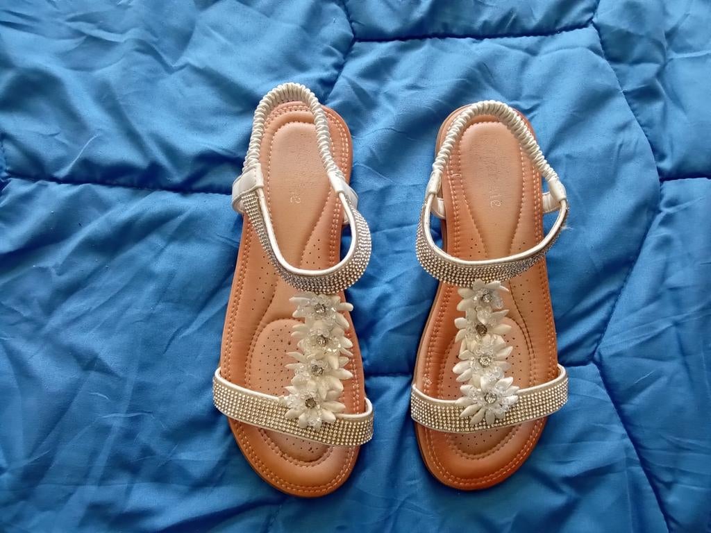Sandalen / slippers, Ophalen of Verzenden, Zo goed als nieuw, Wit, Sandalen of Muiltjes
