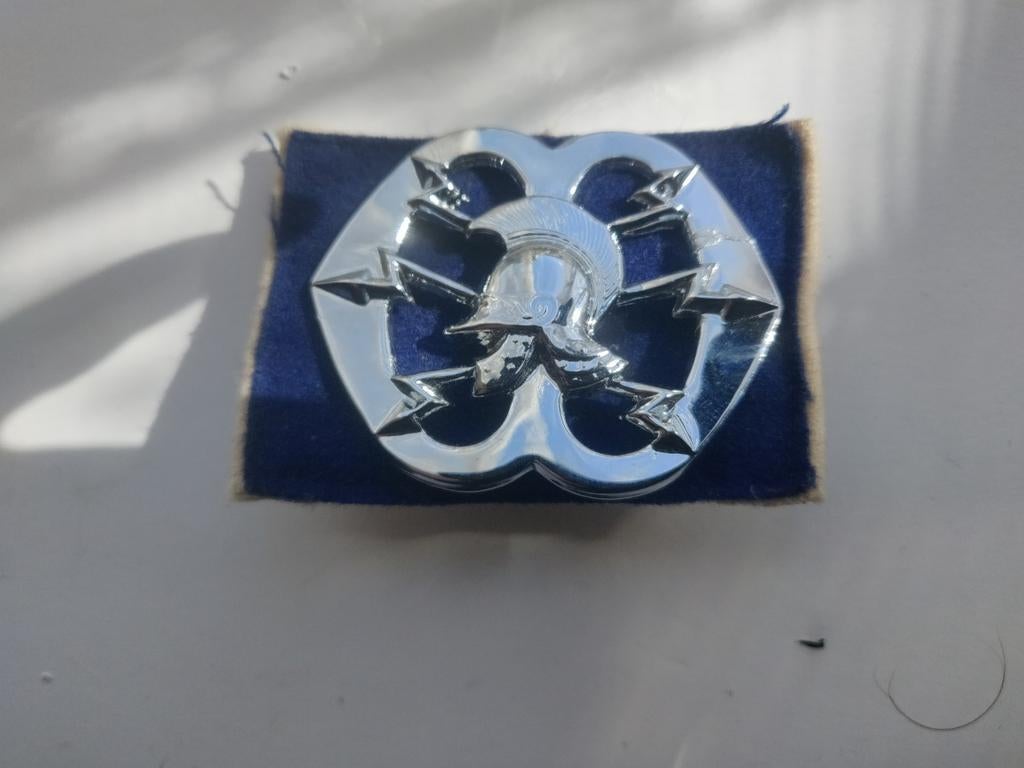 Baretembleem verbindingsdienst verchroomd 2, Verzamelen, Militaria | Algemeen, Ophalen of Verzenden, Landmacht, Nederland, Embleem of Badge