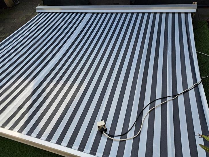 Zonnescherm elektrisch 330 cm breed Uitval 300 cm, Tuin en Terras, Zonneschermen, Gebruikt, Knikarmscherm, Elektrisch, Ophalen of Verzenden