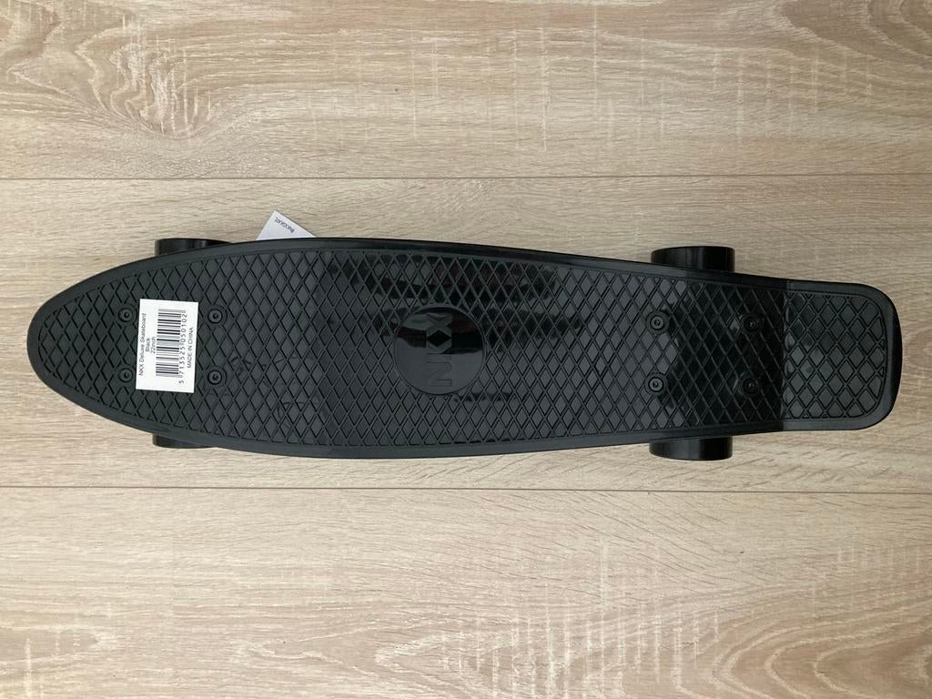 NKX Deluxe Skateboard Zwart 22 inch- Nieuw, Ophalen of Verzenden, Nieuw, Skateboard