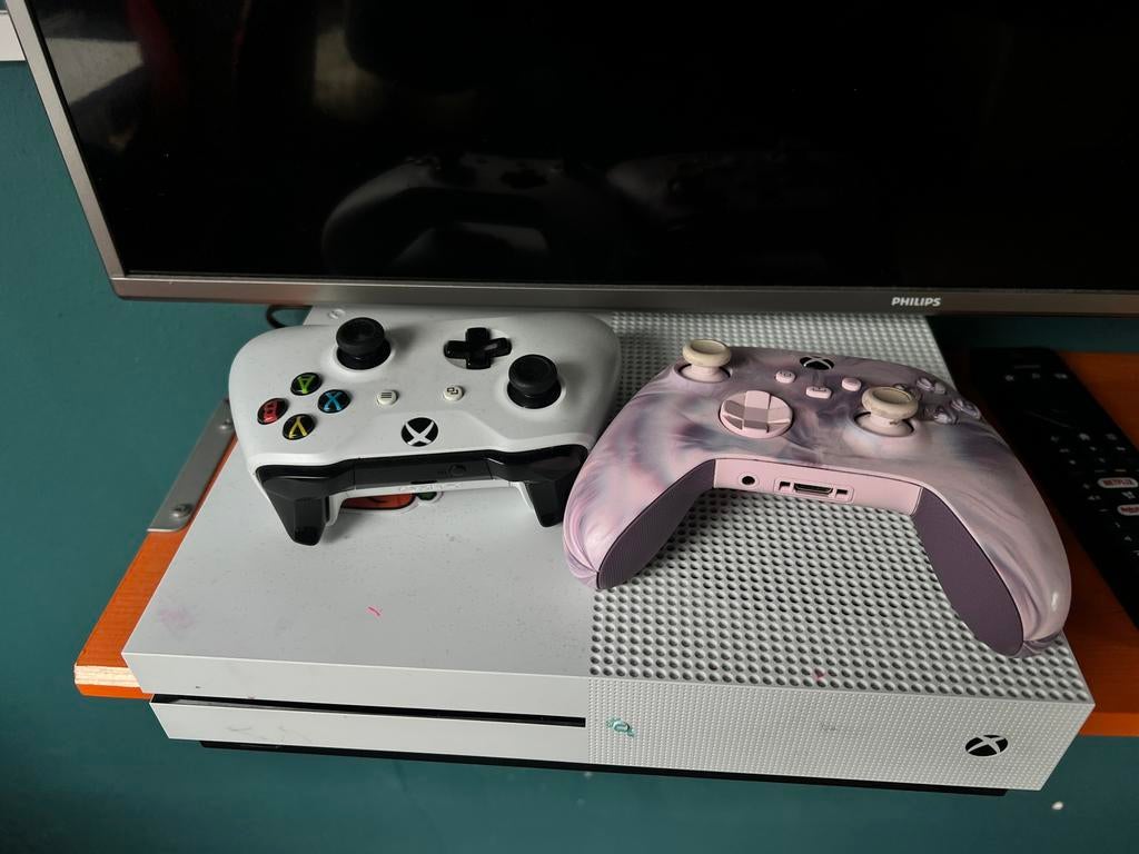 Xbox One S met 2 controllers en 30+ games, Gebruikt, Vanaf 18 jaar, Overige genres, 2 spelers