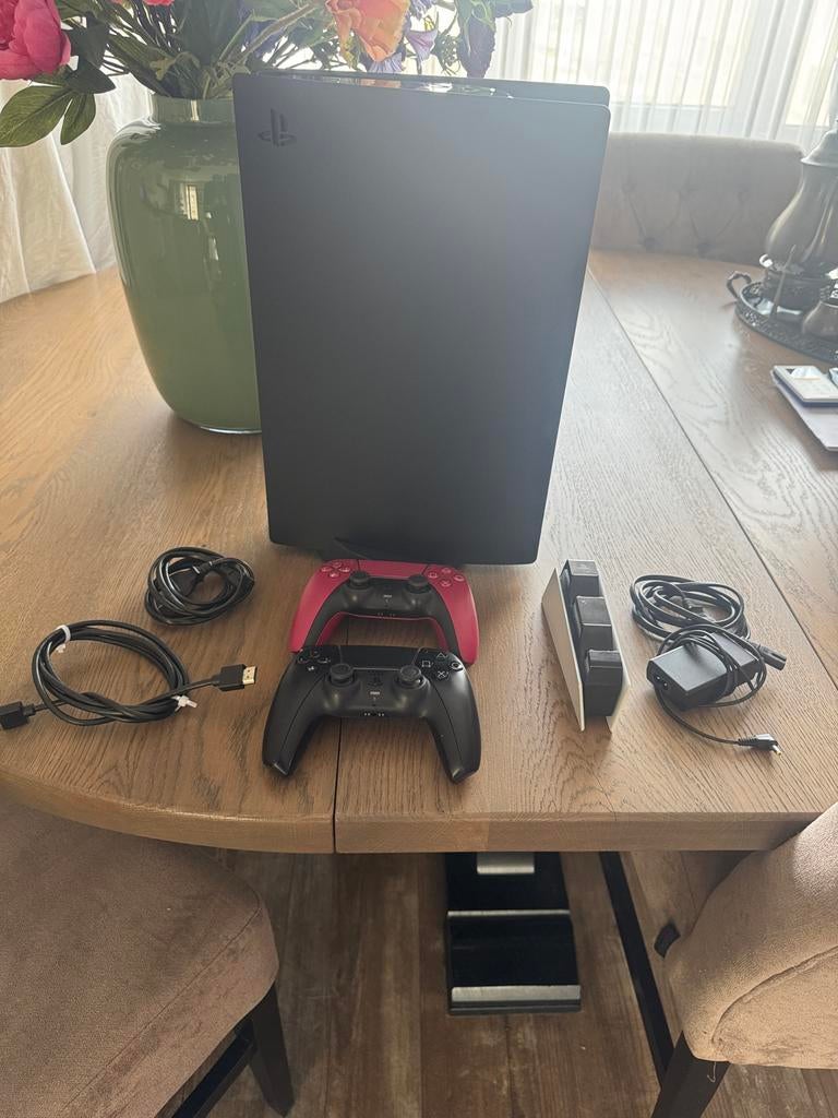 PlayStation 5 825GB met 2 controllers en laadstation, Spelcomputers en Games, Spelcomputers | Sony PlayStation 5, Ophalen of Verzenden