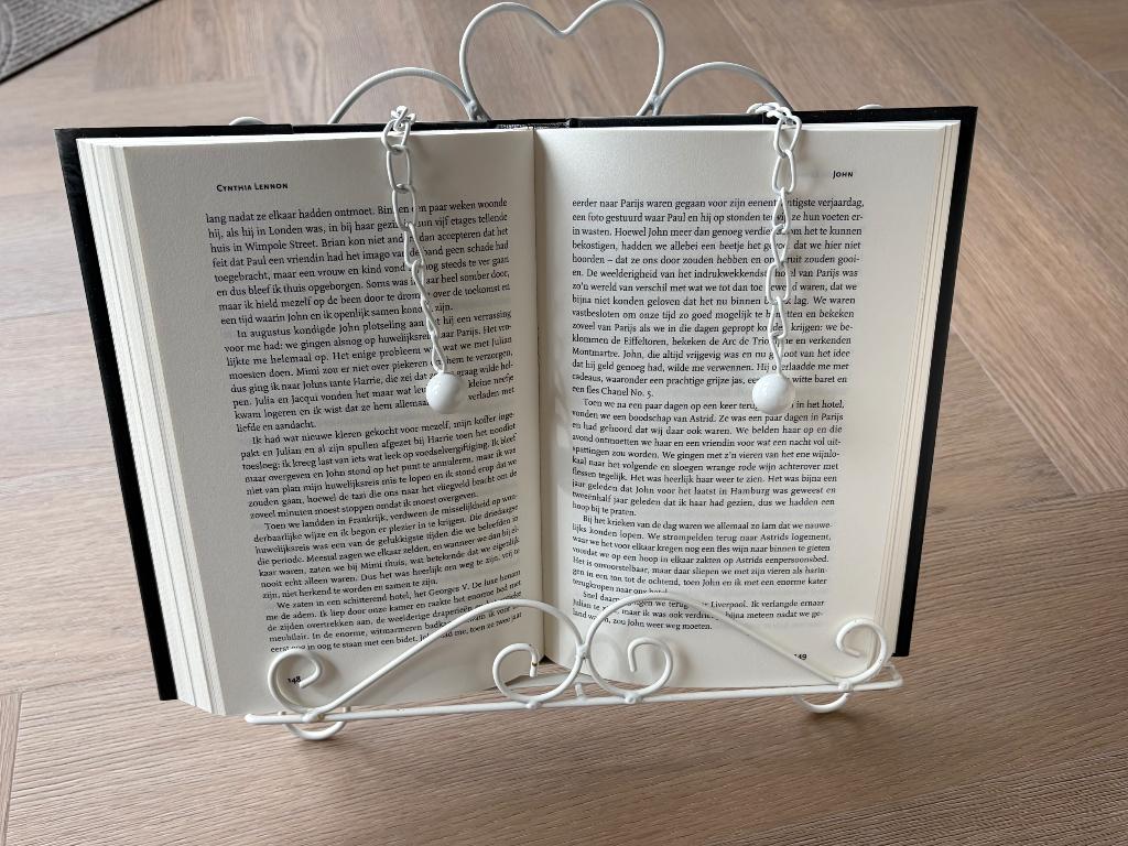 Brocante ijzeren boekenstandaard, Ophalen