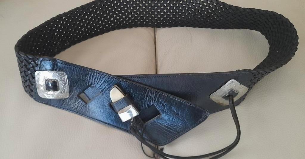 Zwarte gevlochten riem met zilverkleurige details, Tailleriem, Ophalen of Verzenden, 5 cm of meer, 100 cm of meer