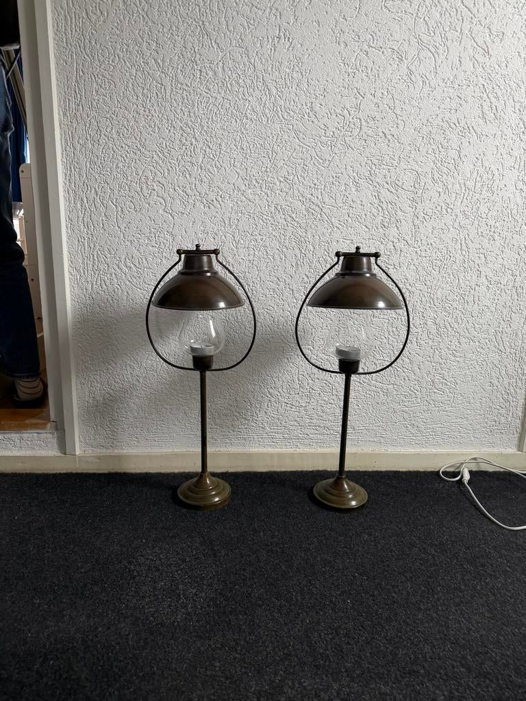 Twee  lampen, Ophalen