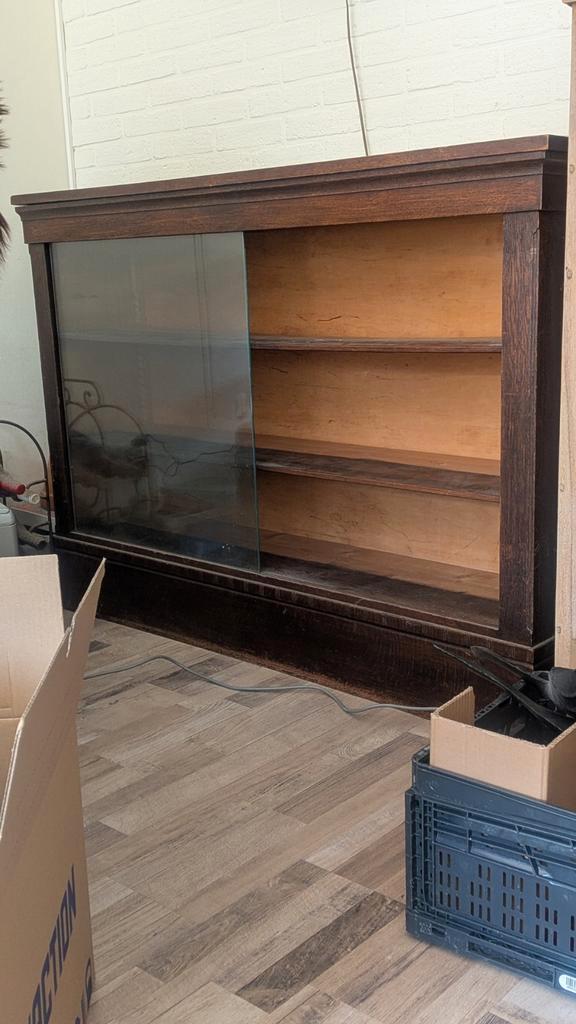 Houten vitrinekast met glazen schuifdeur, Huis en Inrichting, Kasten | Vitrinekasten, 100 tot 150 cm, 25 tot 50 cm, Ophalen