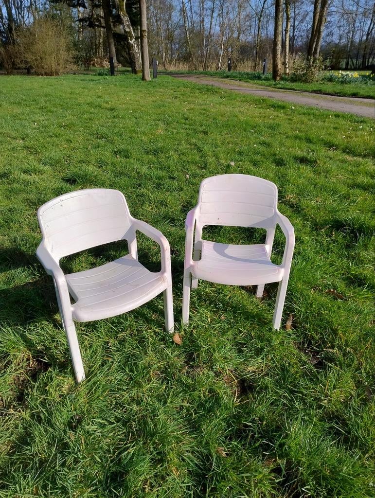 2x Witte kunststof kuipstoelen tuinstoelen demontabel, Ophalen, Gebruikt