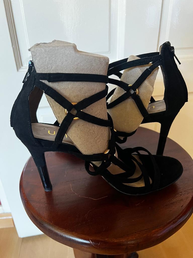 mooie suède pumps mt 39, Pumps, Zwart, Ophalen of Verzenden, Zo goed als nieuw