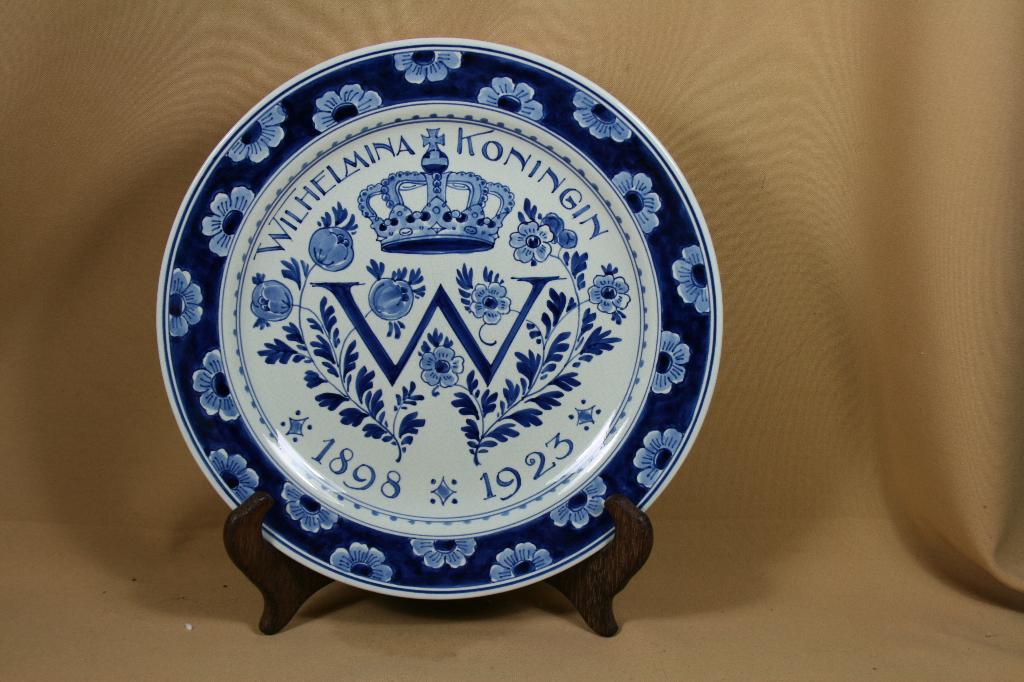 Porceleyne Fles wandbord Wilhelmina 1923 25,5 cm, Verzamelen, Koninklijk Huis en Royalty, --, Overige typen, Ophalen of Verzenden