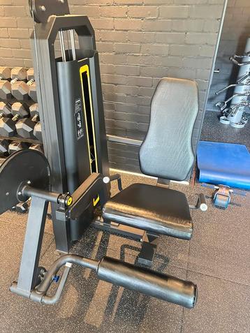 Legextension en legcurl en squat/bankdruk rek beschikbaar voor biedingen