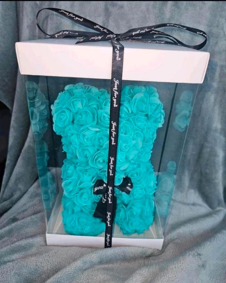 Rozenbeertje gemaakt van Turquoise foamroosjes 24 cm, Verzamelen, Beren en Cherished Teddies, Nieuw, Stoffen beer, Overige merken