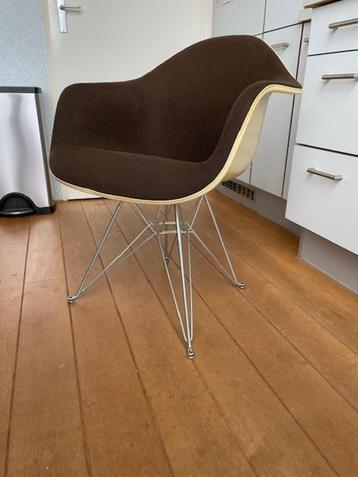Eames Fiberglass Armchair DAR Charles & Ray Eames by Vitra  beschikbaar voor biedingen