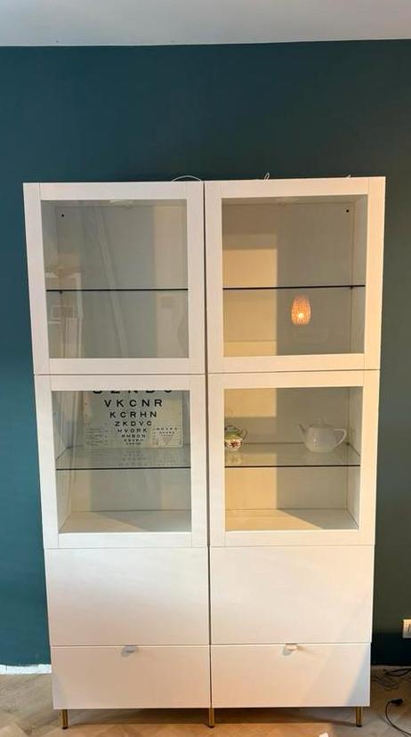 Besta vitrinekast 120x42x203, Huis en Inrichting, Kasten | Vitrinekasten, Zo goed als nieuw, 150 tot 200 cm, 50 tot 100 cm, 25 tot 50 cm