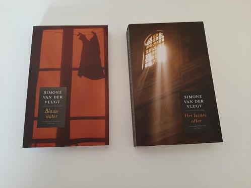 Simone van der Vlugt, Blauw water en Het laatste offer., Boeken, Romans, Zo goed als nieuw, Nederland, Ophalen of Verzenden