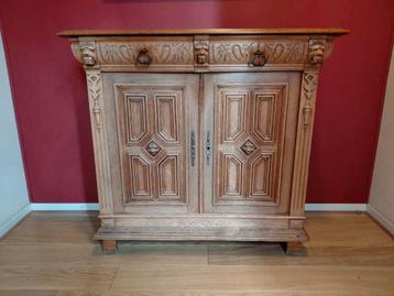 Antieke Kastje beschikbaar voor biedingen