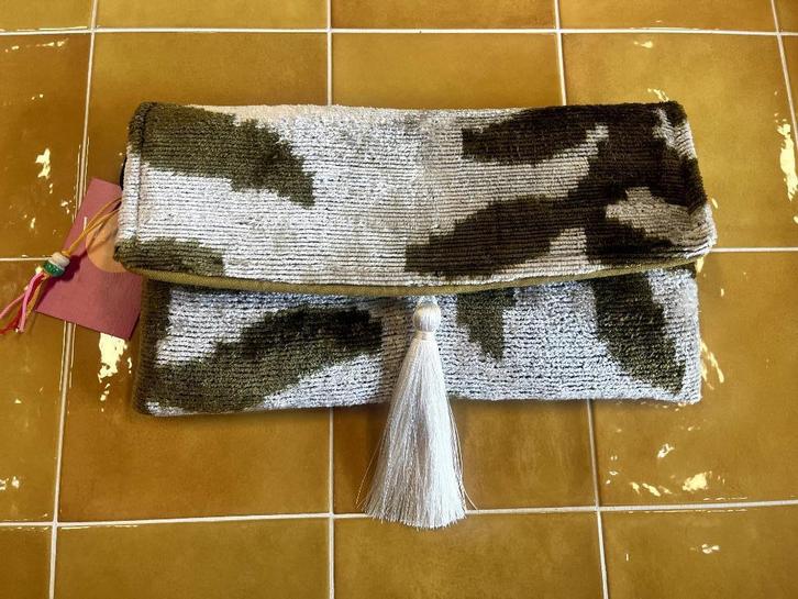 Ikat clutch wit olijfgroen, Sieraden, Tassen en Uiterlijk, Tassen | Damestassen, Nieuw, Avondtasje, Wit, Ophalen of Verzenden