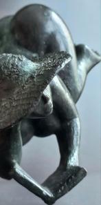 Brons beeld liggende naakt met hoedje, Antiek en Kunst, Ophalen of Verzenden, Brons