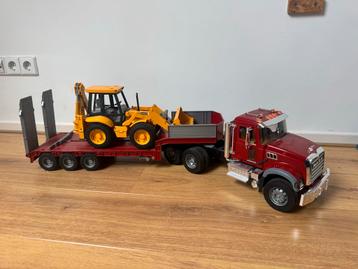 Bruder Vrachtwagen met Dieplader & Tractor beschikbaar voor biedingen