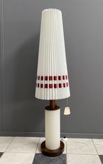 60 jaren vloer lamp licht in voet witte ribbel kap rood lint, Huis en Inrichting, Lampen | Vloerlampen, Gebruikt, 100 tot 150 cm