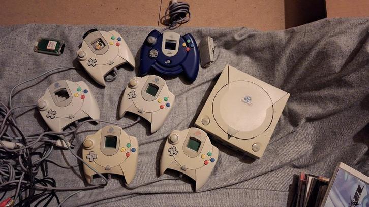 Sega Dreamcast + 5 controllers + VMU + Kabels + Spellen, Spelcomputers en Games, Spelcomputers | Sega, Gebruikt, Saturn of Dreamcast