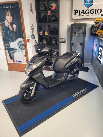 Peugeot kisbee Black edition   beschikbaar voor biedingen