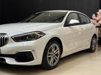 BMW 1-serie 120i | CAMERA | LED | STOELVERW. | 2024, Auto's, Stof, Gebruikt, 4 cilinders, Wit