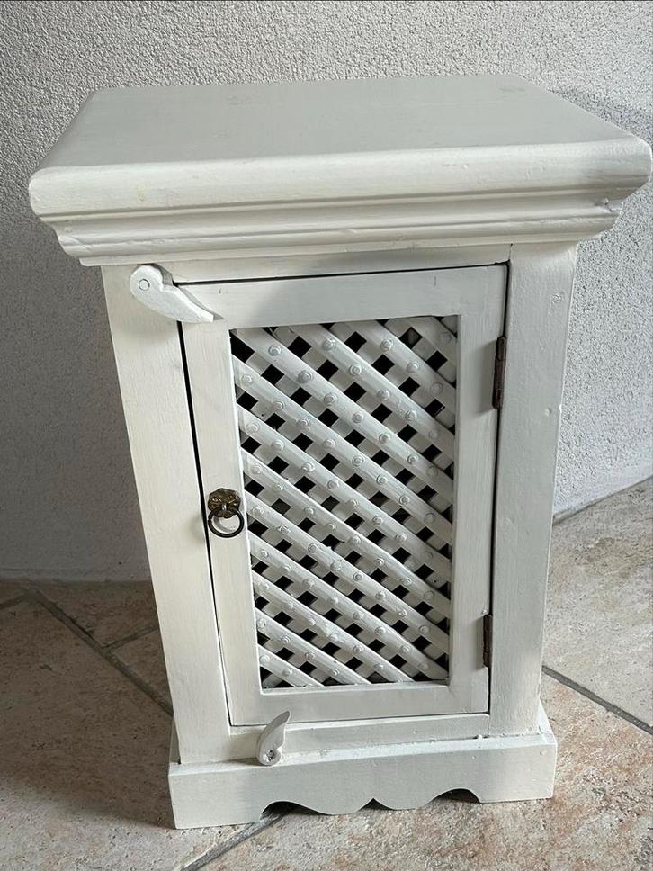 Wit koloniaal kastje met deurtje., Huis en Inrichting, Kasten | Dressoirs, Gebruikt, Minder dan 50 cm, Minder dan 25 cm, Met deur(en)