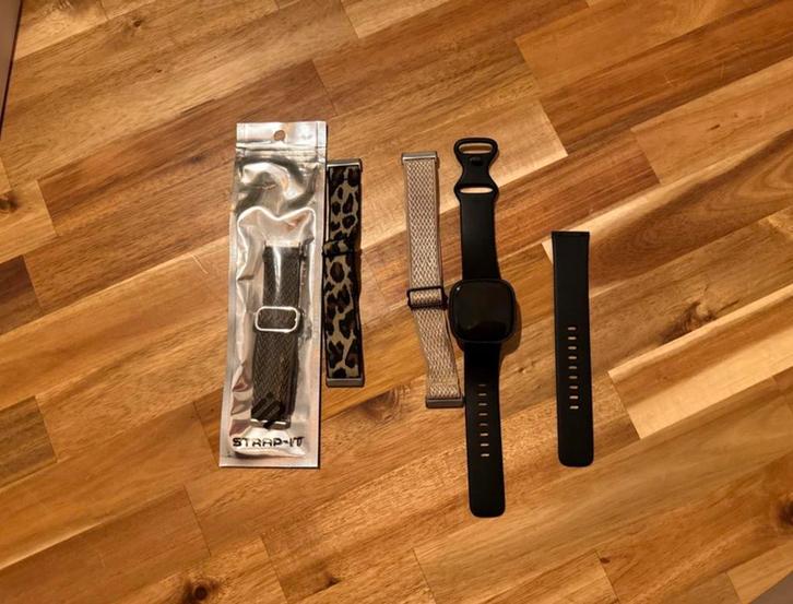 Fitbit Versa 4 + 3 extra bandjes, Sieraden, Tassen en Uiterlijk, Activity trackers, Gebruikt, Android, Zwart, Waterdicht, Ophalen of Verzenden