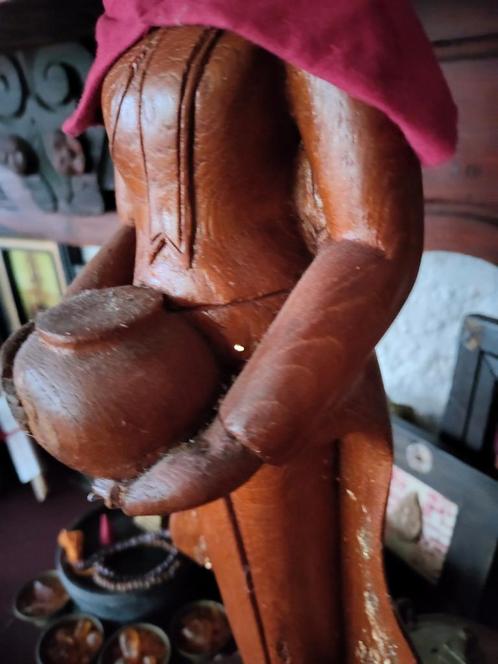 Antieke boeddha hout met offerpot in handen., Huis en Inrichting, Woonaccessoires | Boeddhabeelden, Zo goed als nieuw, Ophalen of Verzenden