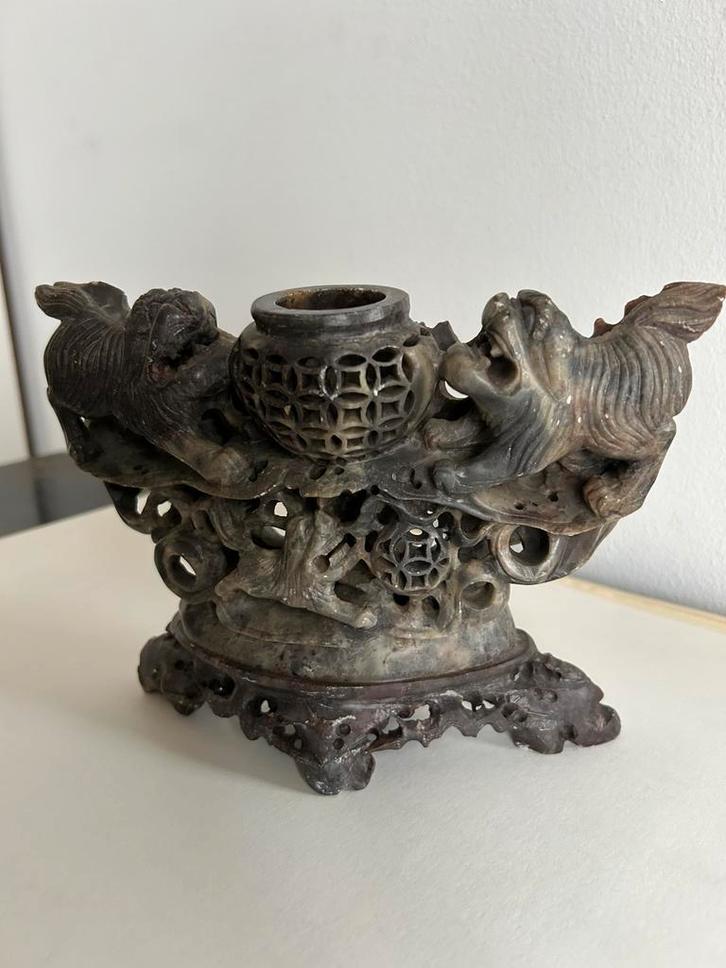 Antiek opengewerkt spekstenen vaasje met tempel leeuwen, Antiek en Kunst, Kunst | Niet-Westerse kunst, Ophalen of Verzenden