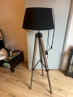 Houten Driepoot Lamp met Zwarte Kap, Huis en Inrichting, Lampen | Vloerlampen, Ophalen, Zo goed als nieuw, Hout, 150 tot 200 cm