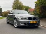 Nette BMW 1-Serie 2.0 118I 3DR uit 2009, Auto's, BMW, 1-Serie, Achterwielaandrijving, 1995 cc, Zwart
