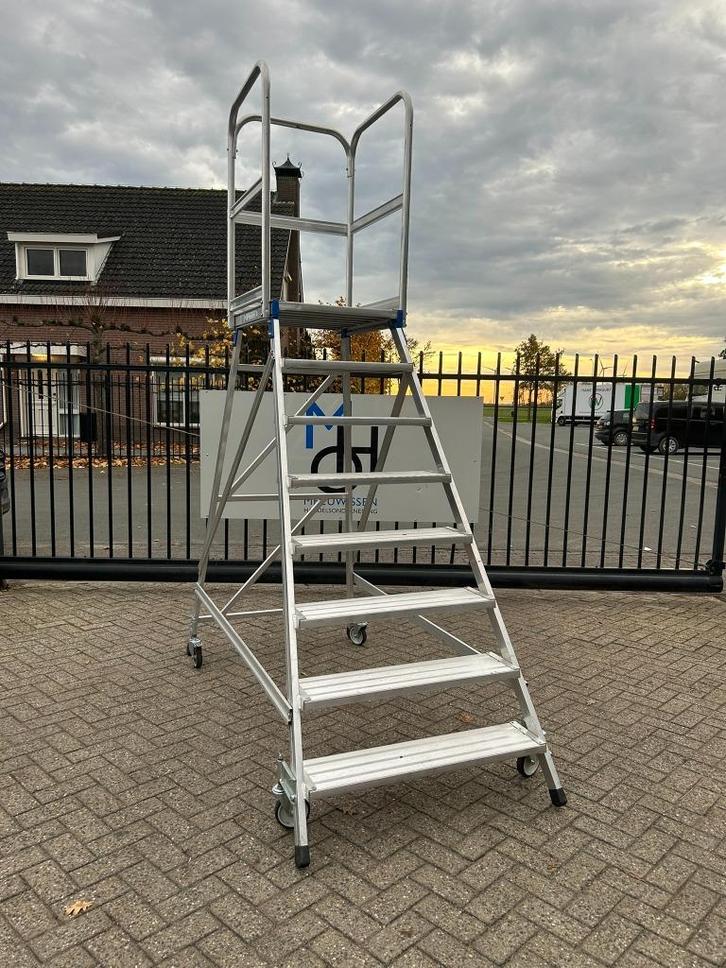 Zarges 41976 verrijdbare platformtrap 8-treeds 1.92 ZGAN, Doe-het-zelf en Verbouw, Ladders en Trappen, Zo goed als nieuw, Trap