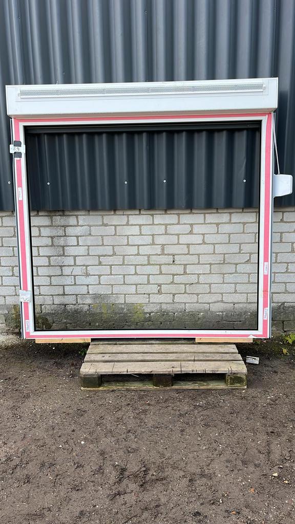 (53) Nieuw aluminium vast raamkozijn met rolluik, Doe-het-zelf en Verbouw, Kozijnen en Schuifpuien, Nieuw, Raamkozijn, Aluminium