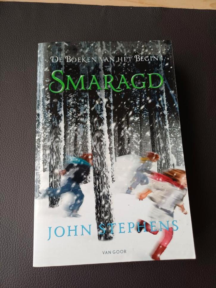 Smaragd - John Stephens, Boeken, Fantasy, Gelezen, Ophalen of Verzenden