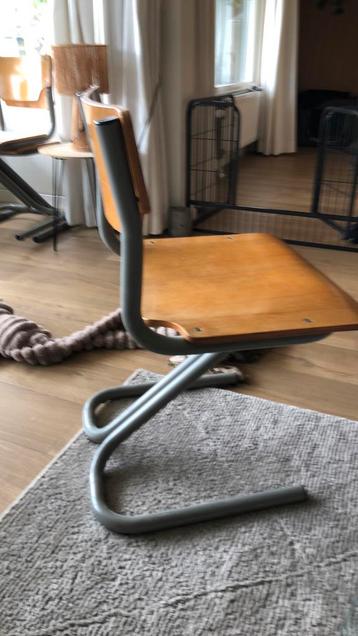 Belgische schoolstoelen beschikbaar voor biedingen